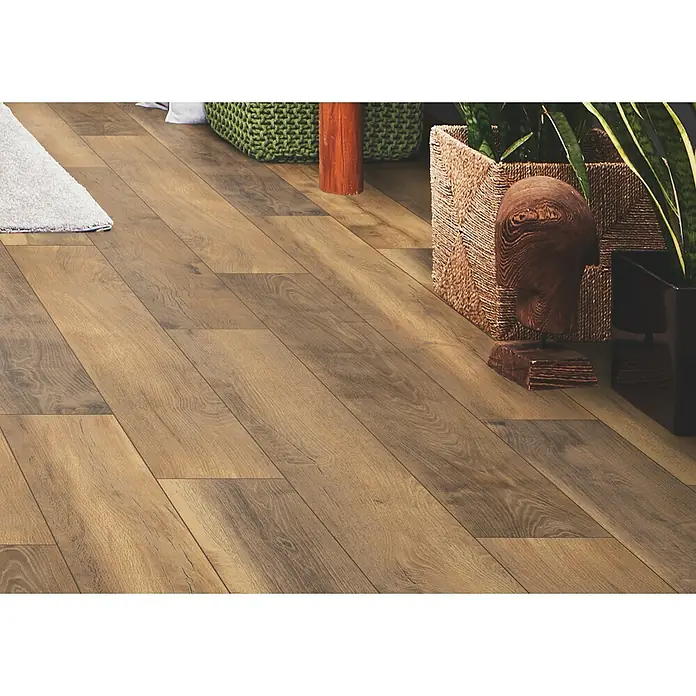 LOGOCLIC Vinto Laminat - Eiche Toledo, Landhausdiele, 1.288 x 195 x 10 mm - Warmer brauner Laminatboden mit realistischer Holzmaserung in einem Wohnbereich.