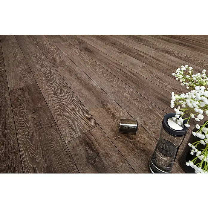 LOGOCLIC Aquaprotect Laminat - Night Oak, Landhausdiele, 1.288 x 195 x 8 mm - Dunkelbrauner Holzlaminatboden mit sichtbarer Maserung, gezeigt mit einem umgestürzten Becher und Blumen.