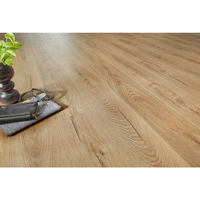 LOGOCLIC Vinto Laminat - Eiche Kronos, Landhausdiele, 1.288 x 195 x 10 mm - Helles, braunes Holzparkett mit ausgeprägter Maserung, daneben Vase, Geldbörse und Schlüssel zur Skalierung.