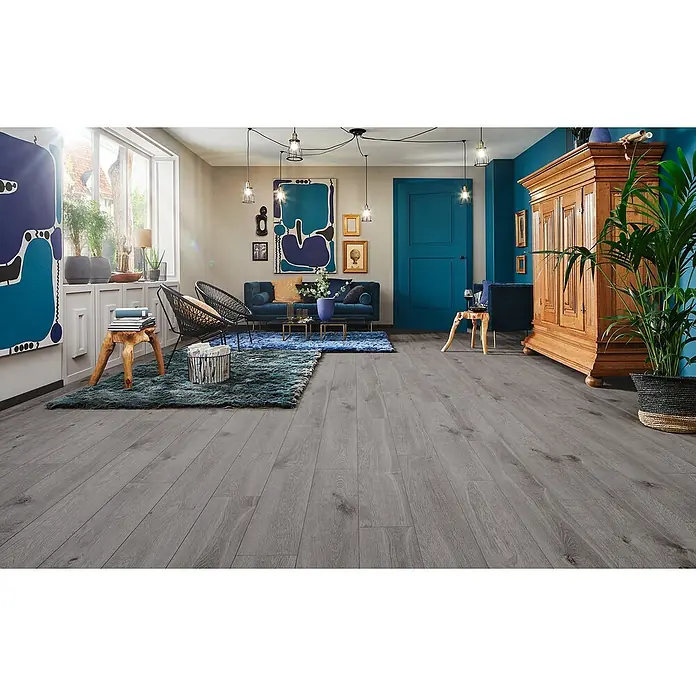 LOGOCLIC Aquaprotect Laminat - Moonlight Oak, Landhausdiele, 1.288 x 195 x 8 mm - Grauer Boden in Holzoptik in einem modernen Wohnzimmer verlegt.