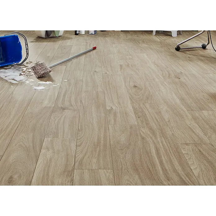 LOGOCLIC Aquaprotect Laminat - Soft Oak, Landhausdiele, 1.288 x 195 x 8 mm - Heller Holzoptik-Boden mit verschüttetem Seifenwasser aus blauem Eimer und Mopp in einem Reinigungsbereich.