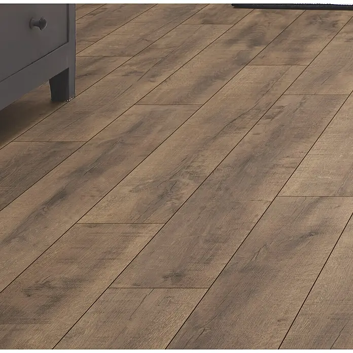 LOGOCLIC Aquaprotect Smart Laminat - Tyri Oak, Landhausdiele, 1.288 x 195 x 6 mm - Dunkelbrauner Laminatboden mit Holzmaserung, in einem Raum mit grauem Schrank und dunklem Teppich.
