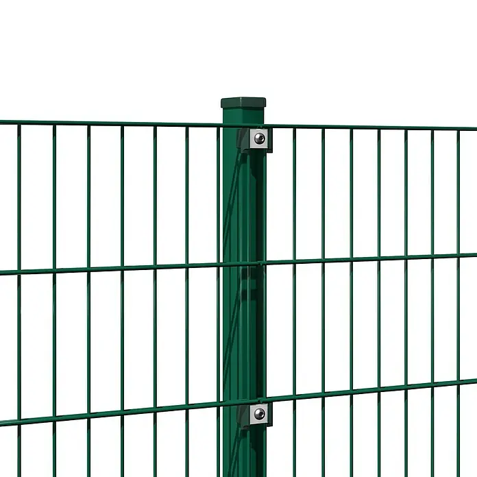 Hadra Zaun-Set DSM 6/5/6 mit 5 Pfosten - 10 x 1 m, Grün, 9 -tlg., Mit Klemmhalter - Grünes Gitterzaunfeld und Pfosten, mit Metallklemmen befestigt.