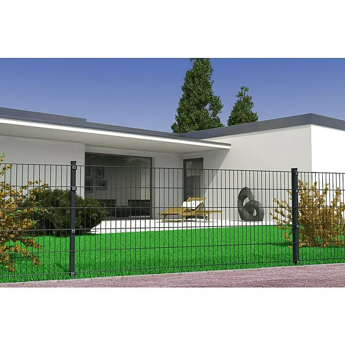 Hadra Zaun-Set DSM 6/5/6 mit 5 Pfosten - 10 x 1,6 m, Anthrazit, 9 -tlg., Mit Klemmhalter - Dunkelgrauer Metall-Doppelstabzaun mit Pfosten, der einen Garten von einem modernen Haus trennt.