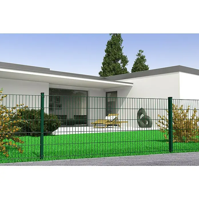 Hadra Zaun-Set DSM 6/5/6 mit 9 Pfosten - 20 x 1 m, Grün, 17 -tlg., Mit Flachhalter - Grüner Doppelstabmattenzaun um ein modernes Haus mit Rasen und Sitzbereich im Freien.