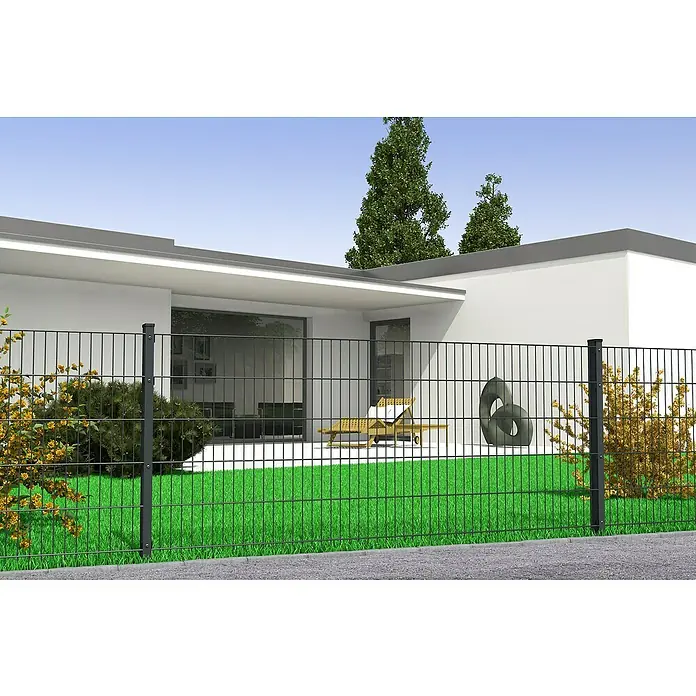 Hadra Zaun-Set DSM 8/6/8 mit 5 Pfosten - 10 x 1,6 m, Anthrazit, 9 -tlg., Mit Flachhalter - Dunkelgrauer Doppelstabmattenzaun vor einem modernen Haus mit Rasen, der Sicherheit und Begrenzung bietet.