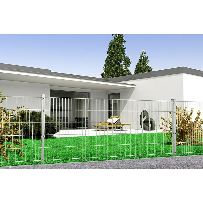 Hadra Zaun-Set DSM 8/6/8 mit 5 Pfosten - 10 x 2 m, Grau, 9 -tlg., Mit Flachhalter - Silberner Doppelstabmattenzaun trennt einen modernen Garten mit Haus von einem gepflasterten Weg.