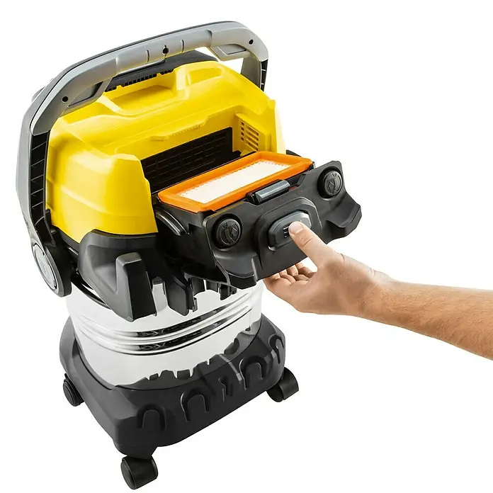 Kärcher Elektro-Nass- & Trockensauger WD 7 Control P S 30/6/35/T - Behältervolumen: 30 l, 1.400 W - Gelb-schwarzer Nass-/Trockensauger mit Hand, die einen Knopf drückt, um das orangefarbene Filterfach zu öffnen.