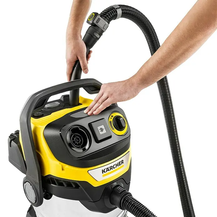 Kärcher Elektro-Nass- & Trockensauger WD 7 Control P S 30/6/35/T - Behältervolumen: 30 l, 1.400 W - Hände verbinden den schwarzen Schlauch mit einem gelb-schwarzen Kärcher Nass-/Trockensauger.