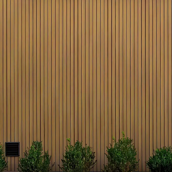 b!design Wandpaneel Outdoor - Teak, WPC, 300 cm x 17,5 cm x 2,1 mm - Hellbraune vertikale Lamellenwand aus Holz mit grünen Büschen am unteren Rand.