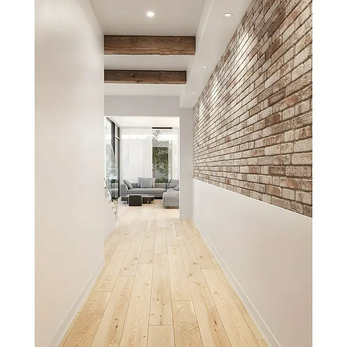 Panel de pared Ultra - 67 x 25 cm, Blanco desgastado, 6 ud. - Pasillo moderno con suelo de madera clara, paredes blancas, vigas de madera a la vista y pared de ladrillo, que conduce a un salón luminoso.