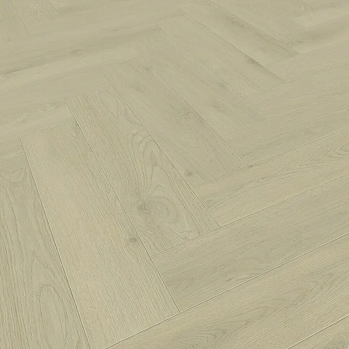Vinylboden Rigid Herringbone - Eiche Dalvik, Fischgrät, 125 x 625 x 5,5 mm - Heller Holzfußboden im Fischgrätmuster.