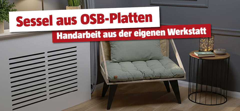 Selbstgemachter Sessel aus OSB-Platten im Raum mit Kissen