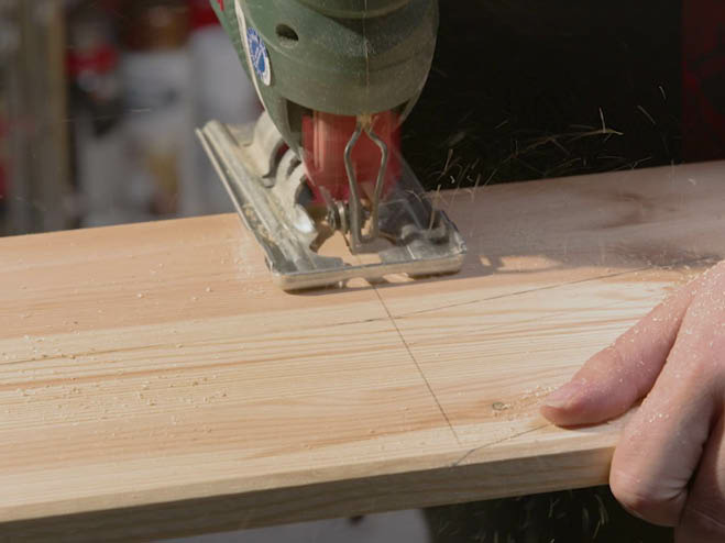 Holzplatte wird mit einer Stichsäge zugesägt