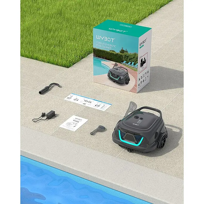 WyBot Poolroboter A1 - Akkubetrieben, Passend für: Pools bis 100 m² Grundfläche, Filterleistung: 7.000 l/h - Ein dunkelgrauer kabelloser Roboter-Poolreiniger mit türkisen Akzenten, dessen Karton und Zubehör neben einem Pool auf einer Terrasse liegen.