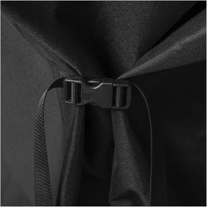 Blackstone Funda protectora para barbacoa de 4 quemadores - Específico para: Parrillas Blackstone 36" Plancha, Poliéster - Primer plano de tela negra texturizada con una hebilla y correa de plástico negro conectadas.