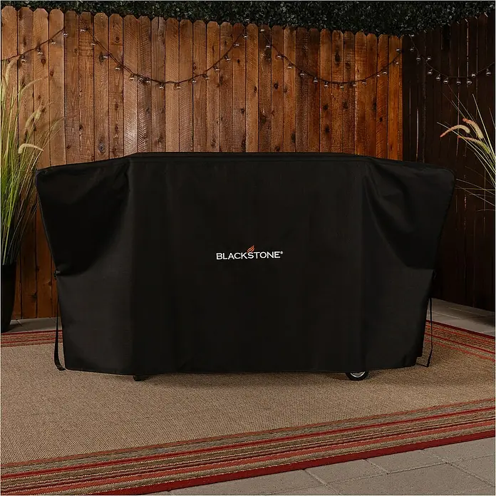 Blackstone Funda protectora para barbacoa de 4 quemadores - Específico para: Parrillas Blackstone 36" Plancha, Poliéster - Funda negra Blackstone para parrilla, protegiendo una plancha al aire libre en un patio.