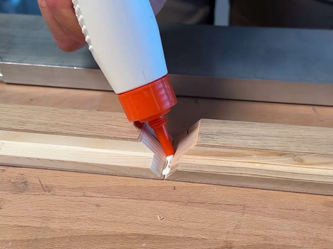 2 Holzleisten werden im rechten Winkel mit einem Holzleim zusammengeklebt