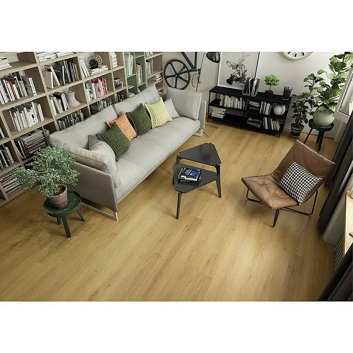 LOGOCLIC Laminado Roble Amalfi - 1.380 x 193 x 8 mm, Marrón, AC4 - Suelo de madera clara con veta natural en una sala de estar moderna, mostrando su estética como un suelo espacioso.