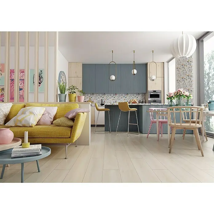 LOGOCLIC Laminado Hidro Roble Verona - 1.380 x 191 x 8 mm, Beige, AC4, Resistente al agua - Vibrante espacio abierto de salón y cocina con sofá amarillo, isla de cocina de lamas azules, suelos de madera clara y decoración colorida.