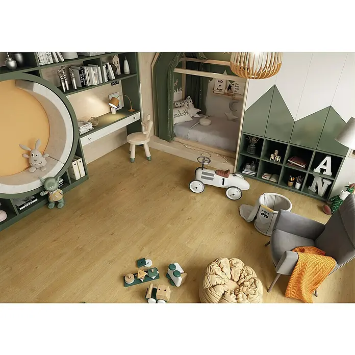 LOGOCLIC Laminado Roble Cascais - 1.380 x 193 x 8 mm, Marrón, AC5 - Suelo de madera clara en una habitación infantil con muebles y juguetes verdes y blancos.