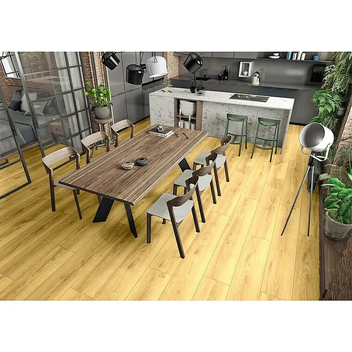 LOGOCLIC Laminado Hidro Roble Milo - 1.380 x 191 x 10 mm, Marrón, AC5 - Suelo de madera clara tono miel con veta natural, instalado en un espacio de cocina y sala de estar moderno.