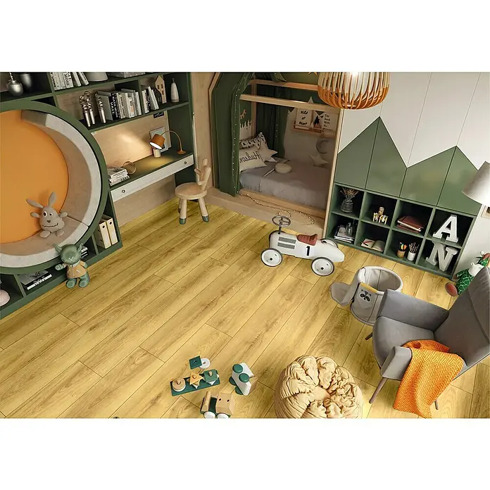 LOGOCLIC Laminado Hidro Roble Milo - 1.380 x 191 x 10 mm, Marrón, AC5 - Una acogedora habitación infantil con temática de bosque, suelo de madera clara, una litera verde, un rincón de lectura circular y un escritorio.