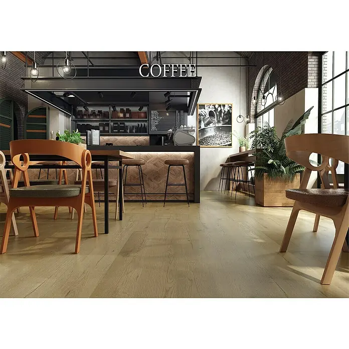 LOGOCLIC Laminado Roble Alba - 1.380 x 193 x 8 mm, Marrón, AC5 - Interior de cafetería animado con suelo de madera clara y cálida, barra oscura, varios asientos y grandes ventanales.