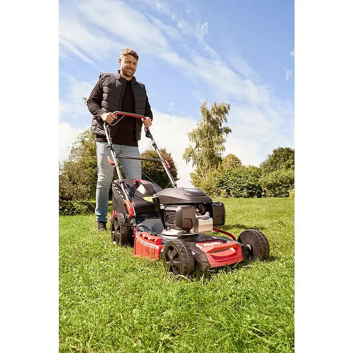 AL-KO Powered by Honda Benzin-Rasenmäher Easy 5.16 mit Honda Motor - 2,7 kW - 3,1 kW, 145 cm³, Schnittbreite: 51 cm, Honda - Mann bedient einen schwarz-roten AL-KO Rasenmäher mit Honda-Motor.