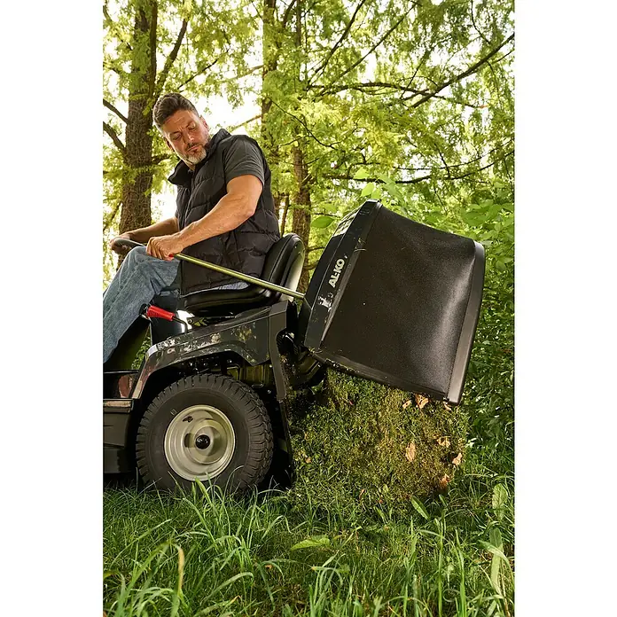 AL-KO Easy Rasentraktor 13-86.6 M-A - 7,2 kW, Schnittbreite: 86 cm, Schnitthöhe: 30 mm - 90 mm, Kraftstoffart: Benzin - Schwarzer Rasentraktor mit AL-KO-Logo, von einem Mann bedient, beim Auffangen von Grasschnitt.