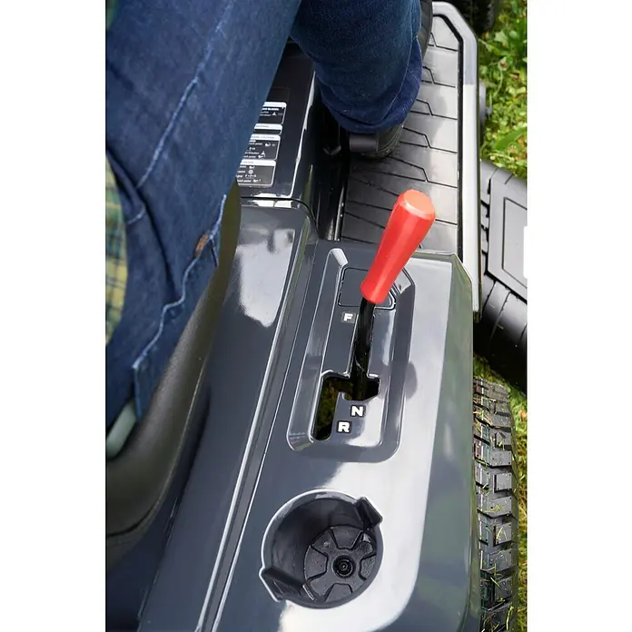 AL-KO Easy Rasentraktor 13-92.6 CS-A - 7,2 kW, Schnittbreite: 92 cm, Schnitthöhe: 30 mm - 90 mm, Kraftstoffart: Benzin - Dunkelgraue Kunststoffkonsole eines Rasenmähers mit rotem F-N-R-Schalthebel und schwarzem Getränkehalter.