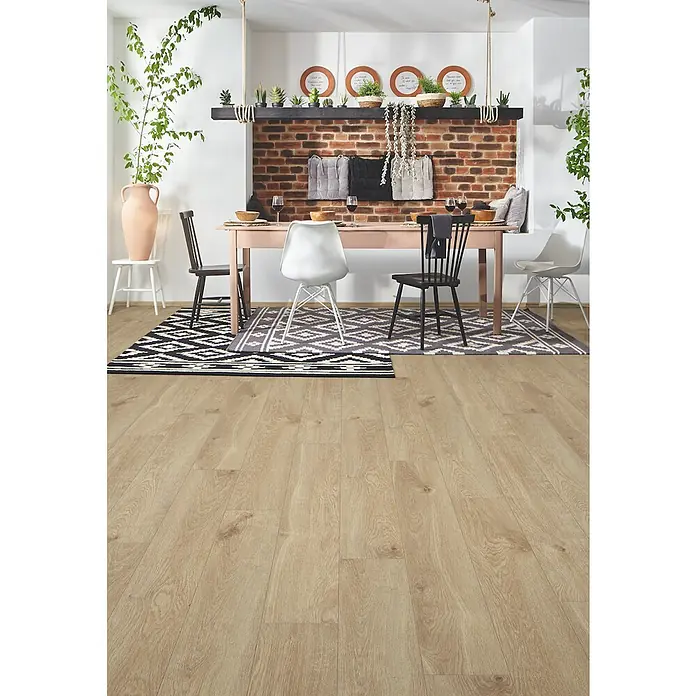 LOGOCLIC Aquaprotect Smart Laminat - Eiche Eurus, Landhausdiele, 1.288 x 195 x 6 mm - Heller Holzboden mit natürlicher Maserung, verlegt in einem modernen Esszimmer unter einem Esstisch und verschiedenen Teppichen.