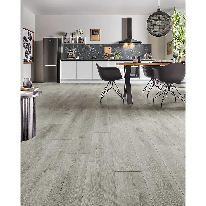 LOGOCLIC Aquaprotect Smart Silent Laminat - Calais Oak, Landhausdiele, 1.288 x 195 x 7 mm - Hellgraue Dielen in Holzoptik im modernen Küchen- und Essbereich.