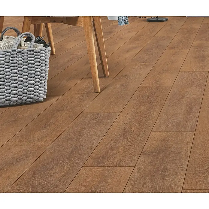 LOGOCLIC Aquaprotect Smart Silent Laminat - Corno Oak, Landhausdiele, 1.288 x 195 x 7 mm - Warmer brauner Laminatboden mit natürlicher Holzmaserung, in einem Wohnraum verlegt.