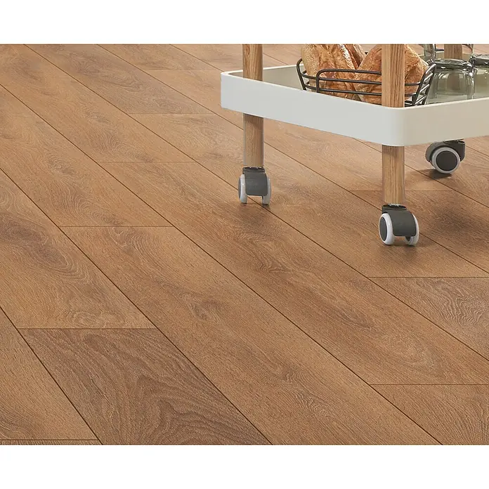 LOGOCLIC Aquaprotect Smart Silent Laminat - Corno Oak, Landhausdiele, 1.288 x 195 x 7 mm - Warmbrauner Laminatboden in Holzoptik mit weißem Servierwagen.