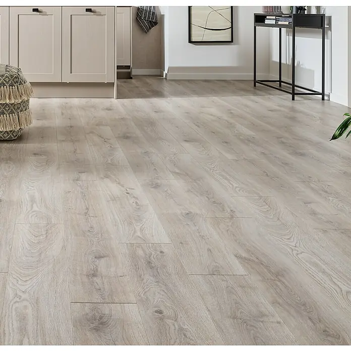 LOGOCLIC Aquaprotect Smart Laminat - Skyscraper Oak, Landhausdiele, 1.288 x 195 x 6 mm - Heller Holzoptik-Laminatboden in einem Raum, mit natürlichem Maserungsmuster und neutralem Farbton.
