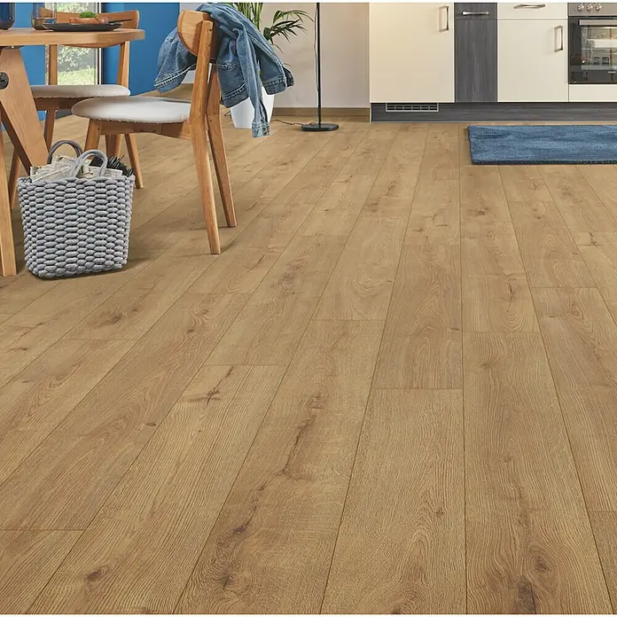 LOGOCLIC Aquaprotect Smart Silent Laminat - Pandora, Landhausdiele, 1.288 x 195 x 7 mm - Hellbrauner Laminatboden in Eichenholzoptik in einem modernen Wohnraum.