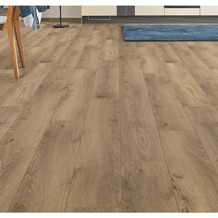 LOGOCLIC Aquaprotect Smart Silent Laminat - Ringa Oak, Landhausdiele, 1.288 x 195 x 7 mm - Helle braune Holzfußbodenplanken mit sichtbarer Maserung in einem modernen Raumambiente.