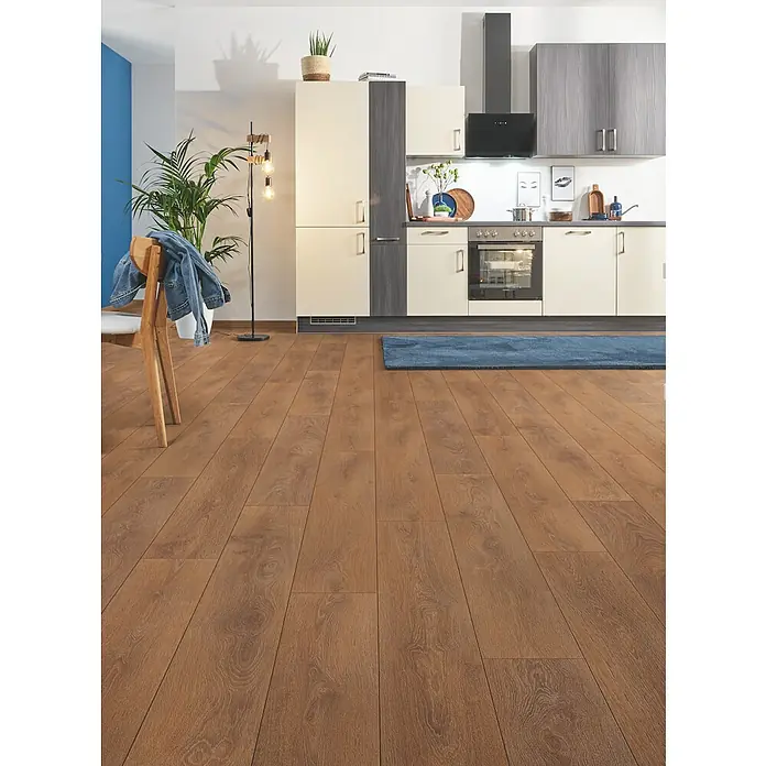LOGOCLIC Aquaprotect Smart Silent Laminat - Corno Oak, Landhausdiele, 1.288 x 195 x 7 mm - Brauner Laminatboden in Holzoptik in einer modernen Küche.