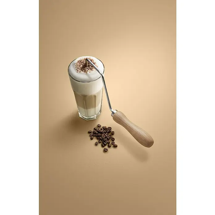 SCHÖNER WOHNEN-Farbe Wandfarbe Trendfarbe - Macchiato, Matt, 2,5 l, Konservierungsmittelfrei - Latte Macchiato mit Schaum und Kakao, Farbrollerkopf (Metall) eingetaucht, Holzgriff sichtbar. Kaffeebohnen daneben.