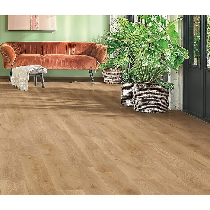LOGOCLIC Aquaprotect Smart Silent Laminat - Celli Oak, Landhausdiele, 1.288 x 195 x 7 mm - Hellbraune Holzplanken als Fußboden in einem Wohnzimmer verlegt, für eine warme, natürliche Ästhetik.