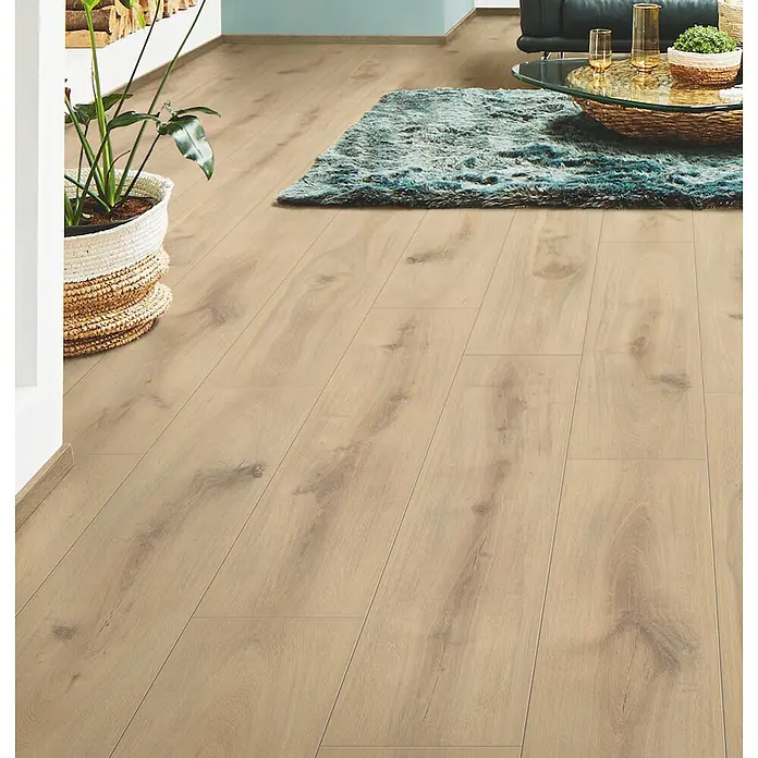 LOGOCLIC Aquaprotect Laminat - Chatol Oak, Landhausdiele, 1.288 x 245 x 8 mm - Helle Holzlaminatdielen mit natürlicher Maserung, verlegt in einem Wohnzimmer für eine warme Atmosphäre.