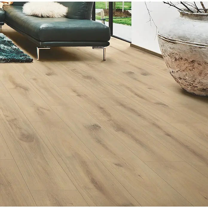 LOGOCLIC Aquaprotect Laminat - Chatol Oak, Landhausdiele, 1.288 x 245 x 8 mm - Heller Laminatboden in Holzoptik, diagonal in einem geräumigen Wohnzimmer verlegt.