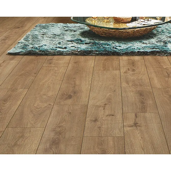 LOGOCLIC Aquaprotect Laminat - Piton Oak, Landhausdiele, 1.288 x 245 x 8 mm - Brauner Laminatboden in Holzoptik mit natürlicher Maserung, unter einem blauen Teppich und Glastisch.