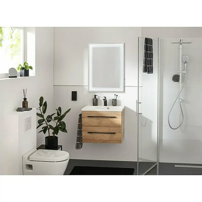 Camargue Stella M Badmöbel-Set - Gesamtbreite Badmöbel: 60 cm, Berg Eiche, Matt, Farbe Griff: Schwarz - Wandmontierter Waschtischunterschrank aus hellem Holz mit weißem Waschbecken und beleuchtetem Spiegel im Badezimmer.