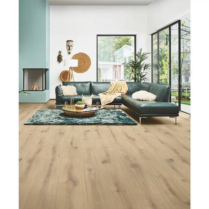 LOGOCLIC Aquaprotect Laminat - Chatol Oak, Landhausdiele, 1.288 x 245 x 8 mm - Helles Holzparkett in einem modernen Wohnzimmer.
