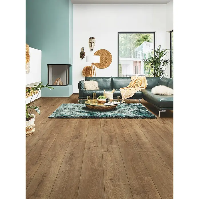 LOGOCLIC Aquaprotect Laminat - Piton Oak, Landhausdiele, 1.288 x 245 x 8 mm - Heller Holzfußboden in einem modernen Wohnzimmer.