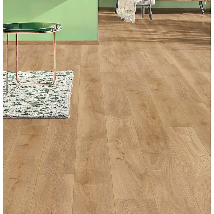 LOGOCLIC Aquaprotect Smart Silent Laminat - Celli Oak, Landhausdiele, 1.288 x 195 x 7 mm - Hellbrauner Holzfußboden in einem Raum mit Teppich und Beistelltisch.
