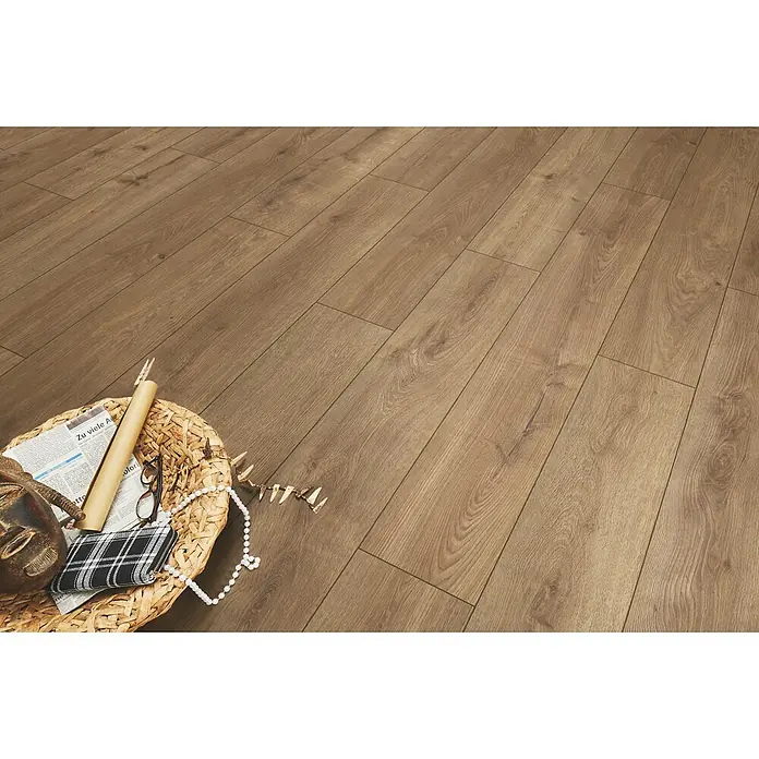 LOGOCLIC Aquaprotect Laminat - Piton Oak, Landhausdiele, 1.288 x 245 x 8 mm - Hellbrauner Laminatboden in Holzoptik, Dielen mit natürlicher Holzmaserung in einem Raum.