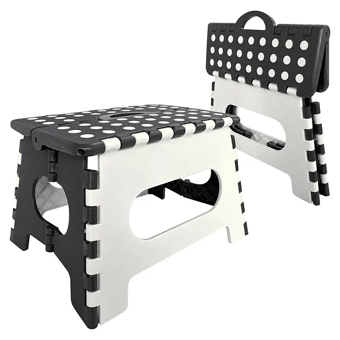 Klapphocker mit Antirutsch‑Noppen - L x B x H: 31 x 22 x 22 cm, Belastbarkeit: 150 kg, Kunststoff, Weiß/Schwarz - Zwei schwarz-weiße Klapphocker mit weißen Punkten; einer geöffnet, einer teilweise gefaltet.